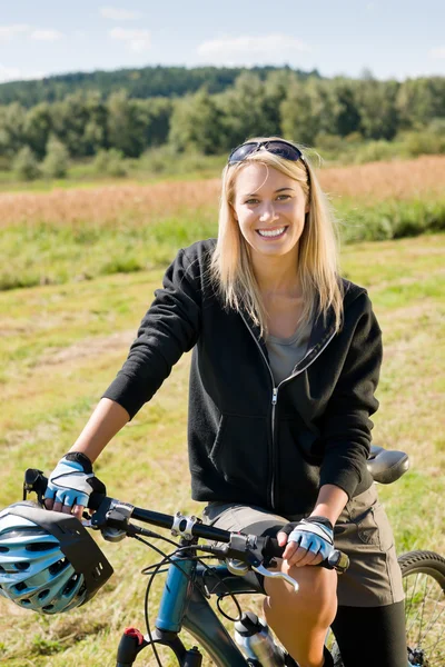 Bicicleta de montaña joven mujer deportiva prados soleados —  Fotos de Stock