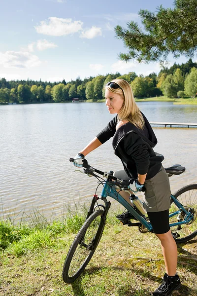 Berg cykling ung kvinna koppla av vid sjön — Stockfoto