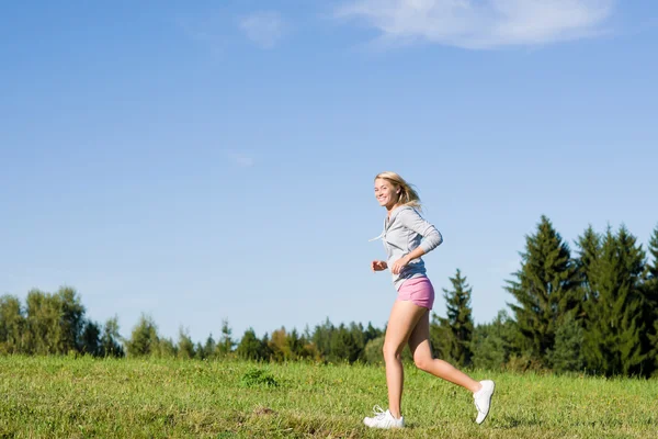 Junge sportliche Frau Wiesen sonnigen Tag Joggen — Stockfoto