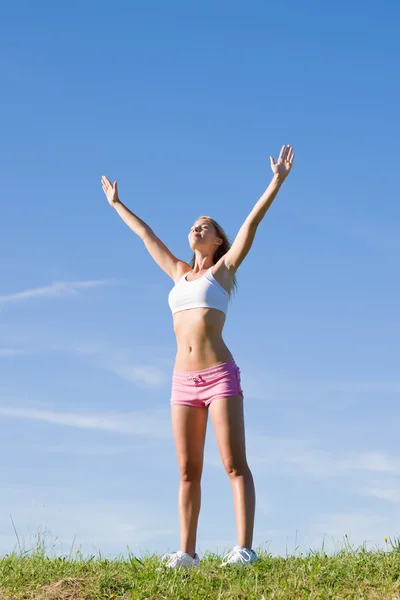 Stretching junge sportliche Frau Wiesen sonniger Tag — Stockfoto