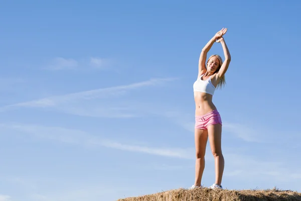 Растяжение спорта подходит женщина летом голубое небо — стоковое фото