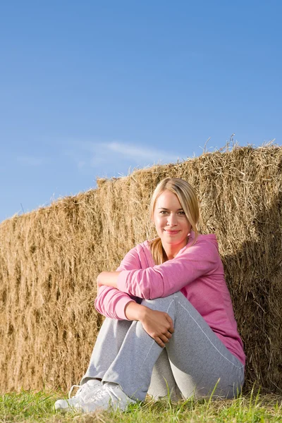 Спортивная молодая женщина отдыхает на закате — стоковое фото