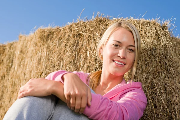 Sportive young woman relax by bales sunset — Stock Photo, Image