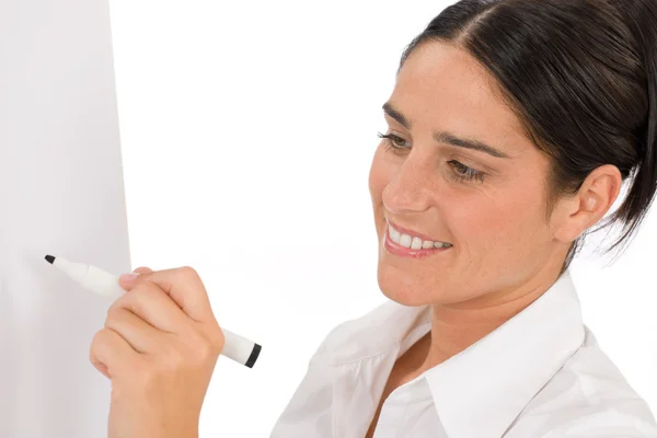 Szczęśliwa kobieta pisania w pustą tablicę typu flip chart — Zdjęcie stockowe