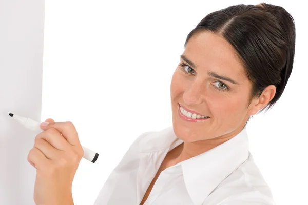 Szczęśliwa kobieta pisania w pustą tablicę typu flip chart — Zdjęcie stockowe