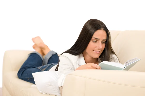 Atractiva mujer de mediana edad leer libro en el sofá —  Fotos de Stock