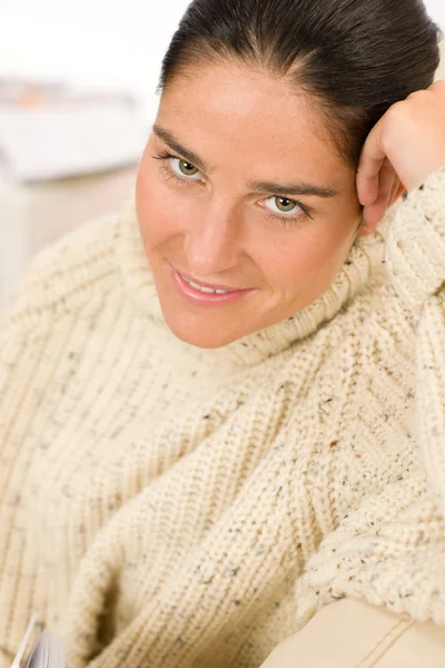 Zima portret szczęśliwy kobiety nosić sweter — Zdjęcie stockowe