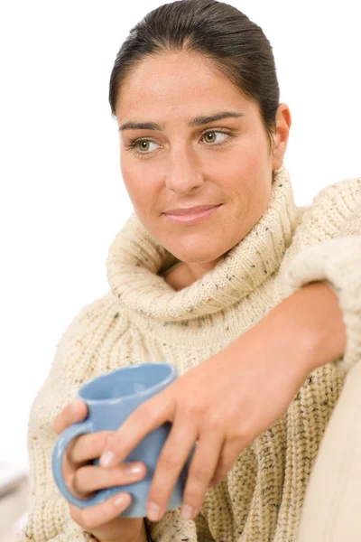 Kış mutlu kadın portre tutun kahve fincanı — Stok fotoğraf
