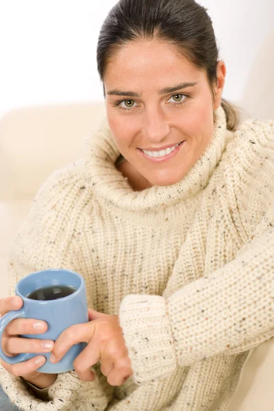 一杯のコーヒーを保持している幸せな女性の冬のポートレート — ストック写真