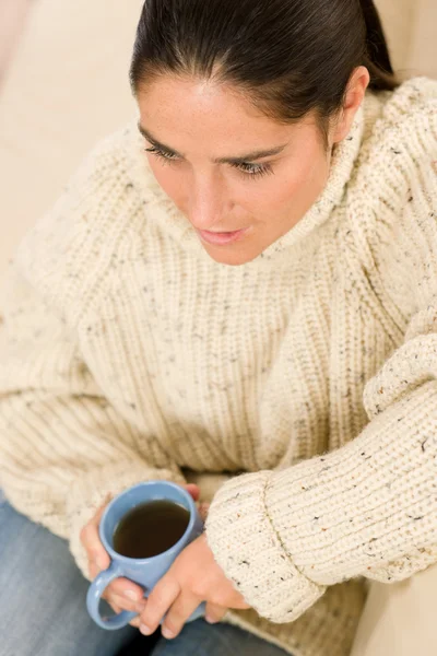 Vintern porträtt av glad kvinna med kopp kaffe — Stockfoto