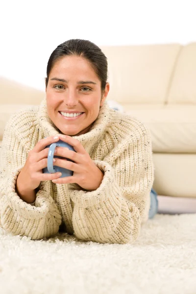 Retrato de inverno de mulher feliz com café — Fotografia de Stock