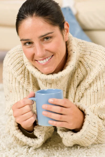 Retrato de invierno de una mujer feliz sosteniendo una taza de café —  Fotos de Stock