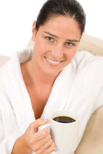 Привлекательная женщина в белом халате с кофе — стоковое фото