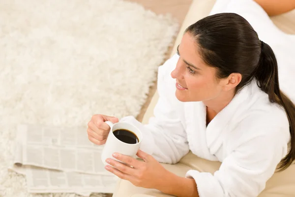 Ελκυστική γυναίκα στο λευκό μπουρνούζι κρατήστε καφέ — Φωτογραφία Αρχείου