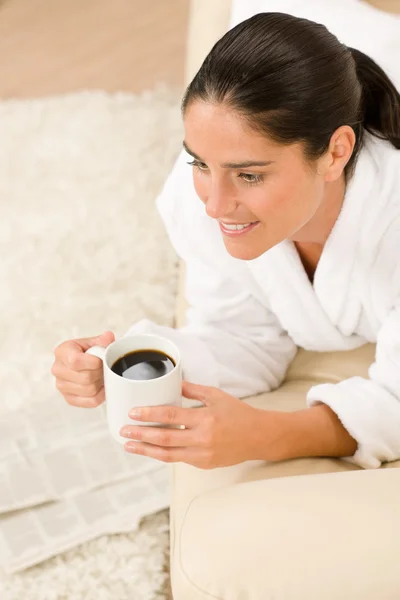 Attraktiv kvinna i vit morgonrock på soffa — Stockfoto