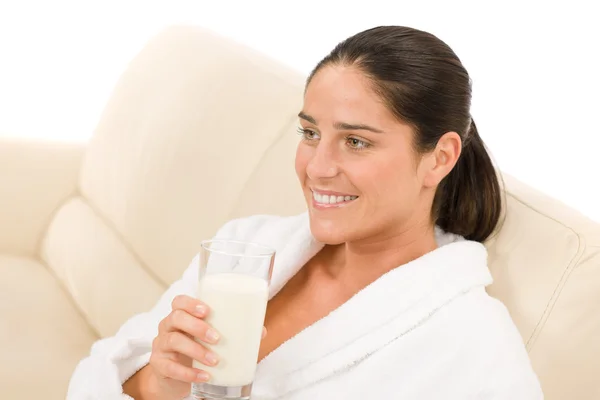 Привлекательная женщина средних лет пьет молоко на завтрак — стоковое фото