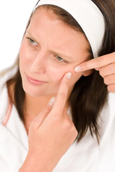 Acne cura del viso adolescente donna spremitura brufolo — Foto Stock