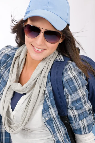 Glad kvinna tonåring wear cool outfit solglasögon — Stockfoto