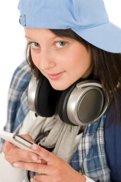 Glimlachend tiener meisje genieten van muziek met koptelefoon — Stockfoto
