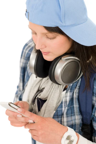 Usmívající se dospívající dívka vychutnat hudbu se sluchátky — Stock fotografie