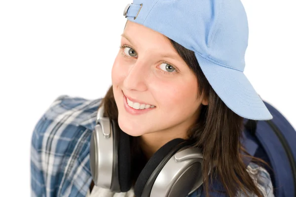 Усміхнена дівчина-підліток насолоджується музикою з навушниками — стокове фото