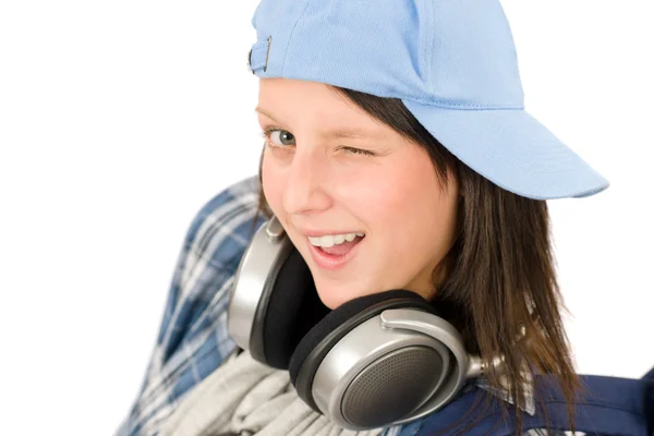 Sonriente adolescente chica disfrutar de la música con auriculares —  Fotos de Stock