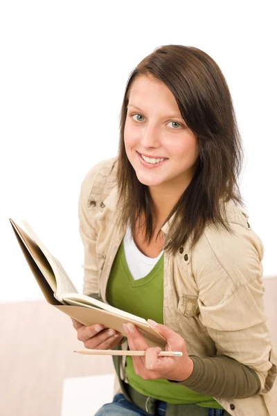 Étudiant adolescent fille tenant des livres levant les yeux — Photo
