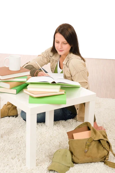 Studentin studiert zu Hause auf dem Fußboden sitzend — Stockfoto