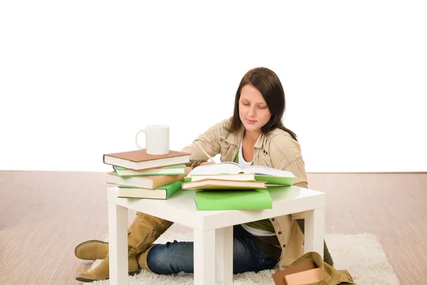 Estudante menina estudando em casa sentado no chão — Fotografia de Stock