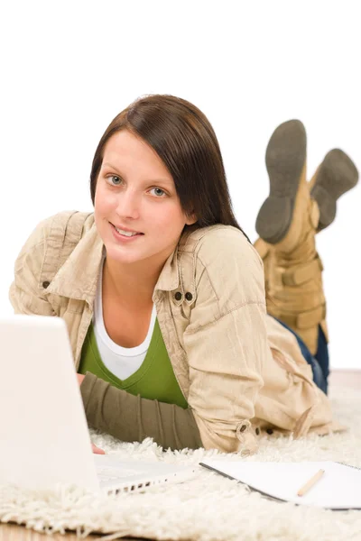 Student tiener meisje te typen laptop verdieping liggen — Stockfoto