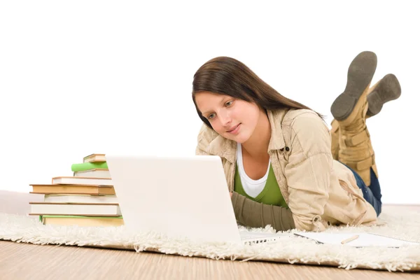 Uczeń nastolatek dziewczyny Szukam laptopa leżąc na podłodze — Zdjęcie stockowe
