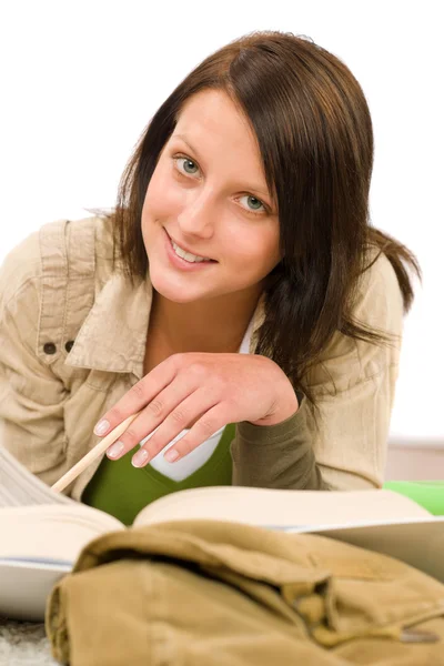 Student kvinnliga tonåring skriva läxor med bok — Stockfoto