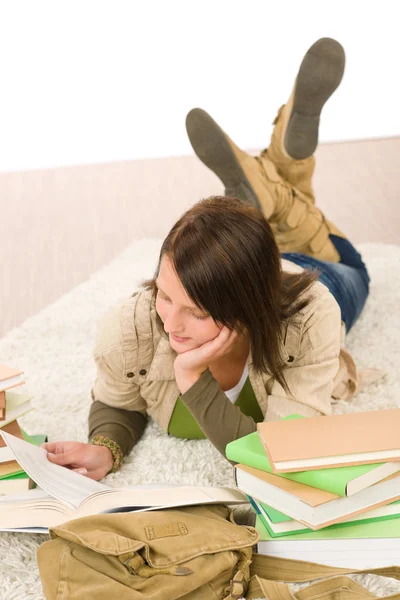 Студентський підліток читає домашнє завдання з книгою — стокове фото