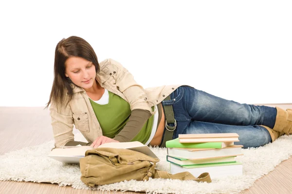 Uczeń nastolatek kobiece przeczytać zadanie domowe z książki — Zdjęcie stockowe