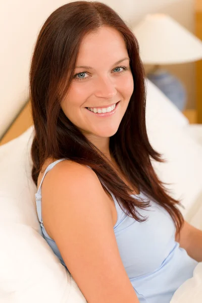 Dormitorio - hermosa mujer despertando cama blanca — Foto de Stock