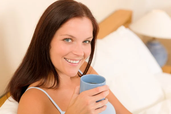 Ložnice - mladá žena pít kávu v posteli — Stock fotografie
