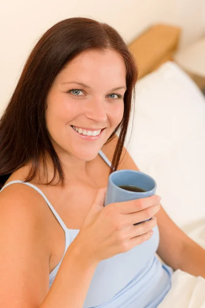 Camera da letto - giovane donna bere caffè a letto — Foto Stock