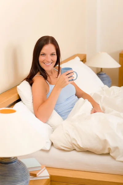 Quarto - jovem bebe café na cama — Fotografia de Stock