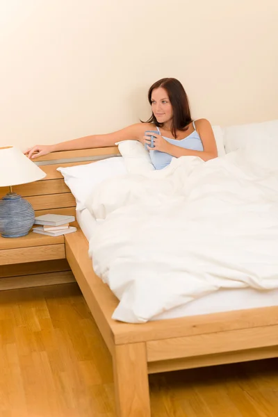 Dormitorio - mujer joven tomar café en la cama — Foto de Stock