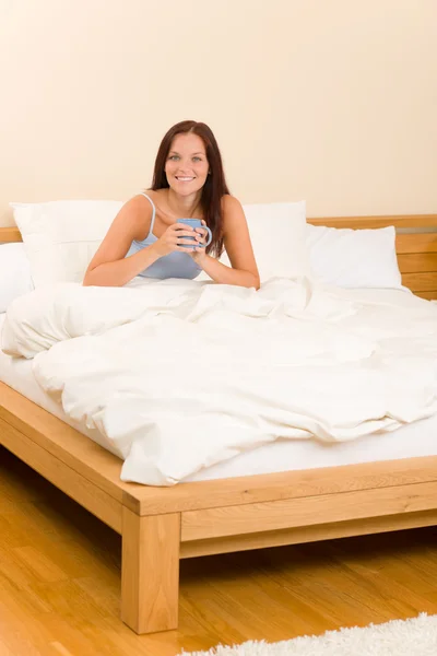 Dormitorio - mujer joven tomar café en la cama — Foto de Stock