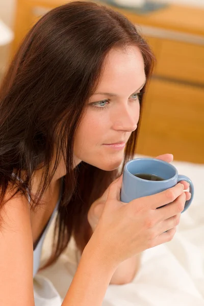 Yatak - genç kadın yatakta kahve içmek — Stok fotoğraf