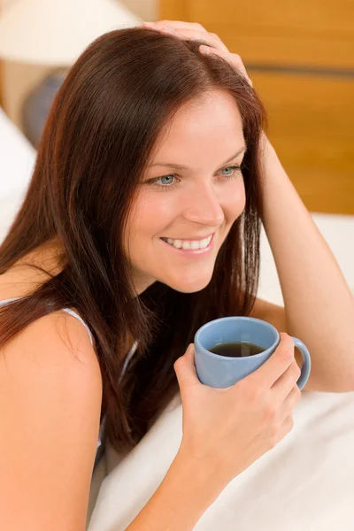 卧室-躺在床上的年轻女子喝咖啡 — 图库照片