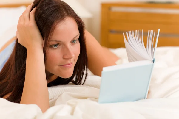 Κρεβατοκάμαρα - νεαρή γυναίκα διαβάσει βιβλίο στο κρεβάτι — Φωτογραφία Αρχείου