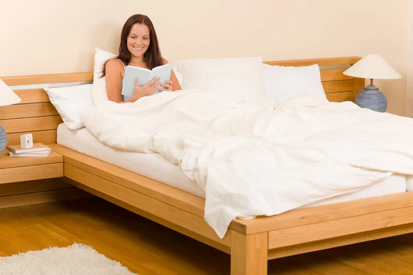 Dormitorio - mujer joven leer libro en la cama —  Fotos de Stock