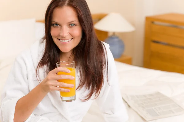 Colazione - Donna sorridente con succo d'arancia fresco — Foto Stock