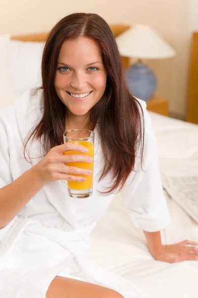 Frukost - leende kvinna med färsk apelsinjuice — Stockfoto