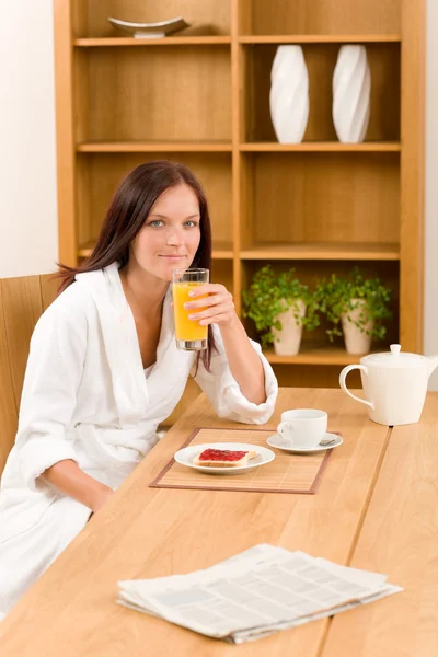 Petit déjeuner maison femme heureuse avec du jus d'orange — Photo