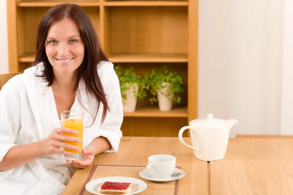 Café da manhã em casa mulher feliz com suco de laranja — Fotografia de Stock