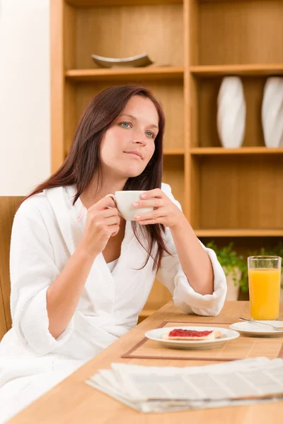 Frukost på hem drömmande kvinna med kaffe — Stockfoto