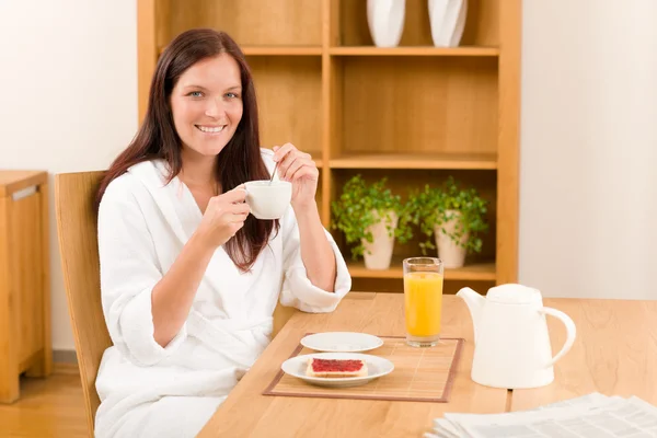 コーヒーの家の幸せな女で朝食します。 — ストック写真